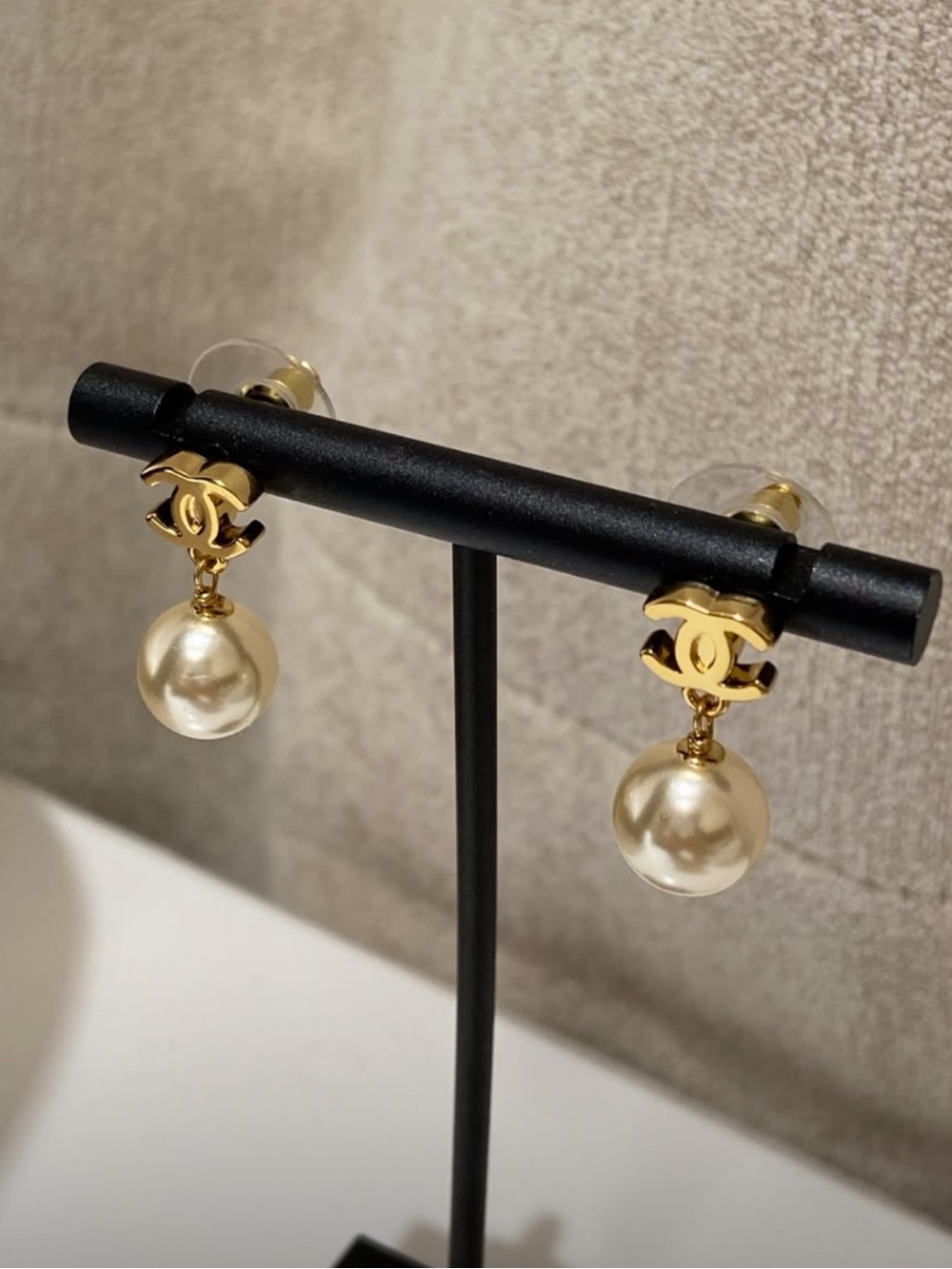Gold Tone Pearl Drop Earrings - Cream Pearl